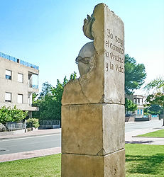 Zigurat Creación | Monumento en cemento para jardín