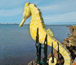 Zigurat Creación | Escultura paseo de playa