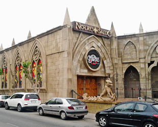 Zigurat Creación | Fachada temática de piedra artificial