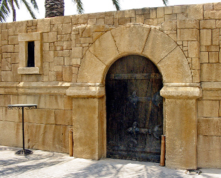 Zigurat Creación | Muro y puerta de cemento tixotrópico